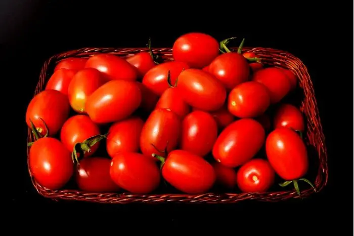 What Is The Difference Between Plum Tomatoes And Whole Tomatoes